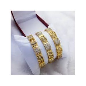 Bracelet doré élégant au design moderne