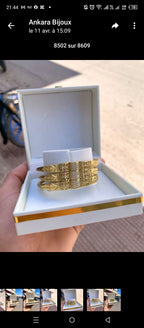 Bracelet doré élégant au design moderne