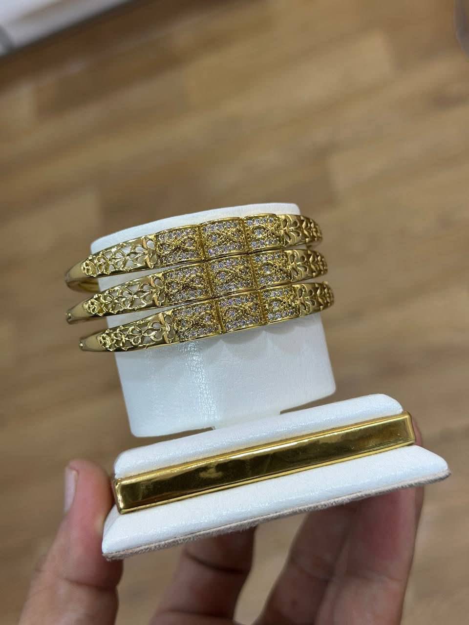 Bracelet doré élégant au design moderne