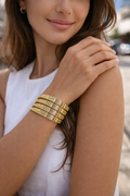 Bracelet doré élégant au design moderne