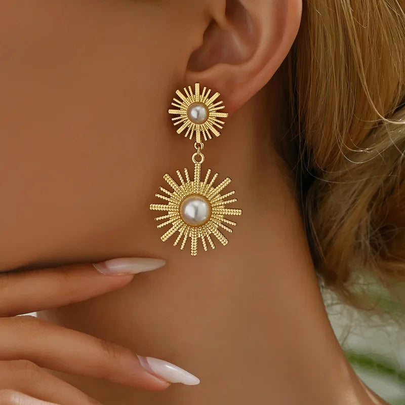 Boucles d'oreilles pendantes « Double Soleil » dorées avec perles
