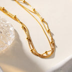Collier à trois rangs de chaînes effet peau de serpent avec accents de perles rondes