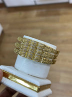 Bracelet doré élégant au design moderne