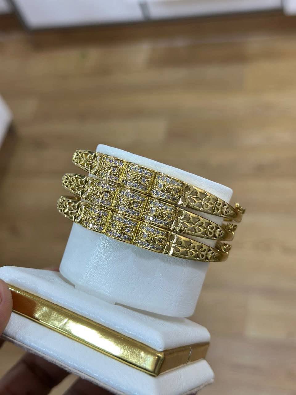 Bracelet doré élégant au design moderne