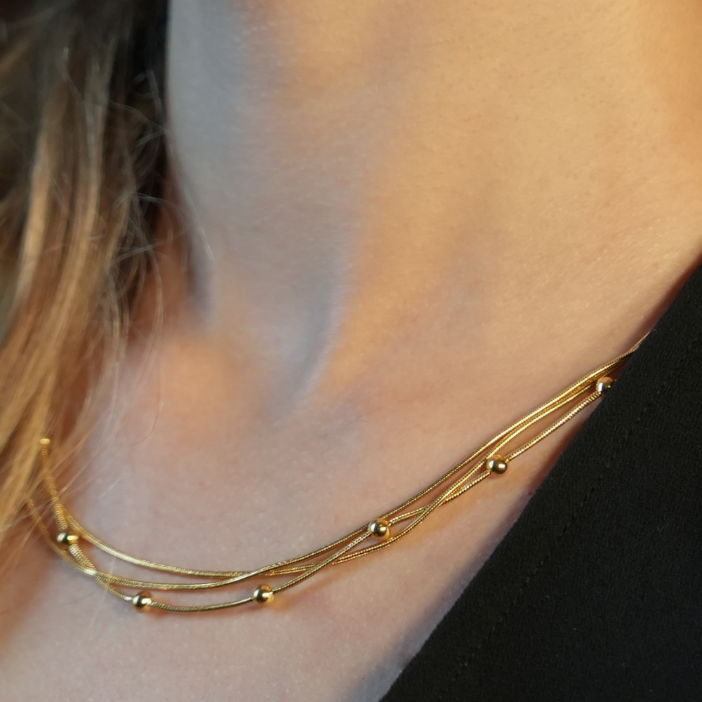 Collier à trois rangs de chaînes effet peau de serpent avec accents de perles rondes